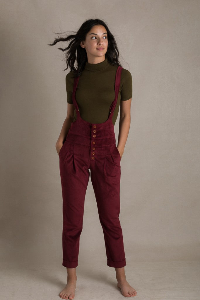 Jim is a semi-fitted dungaree featuring a low front with button fastening, side pockets on the front and patch pockets on the back.