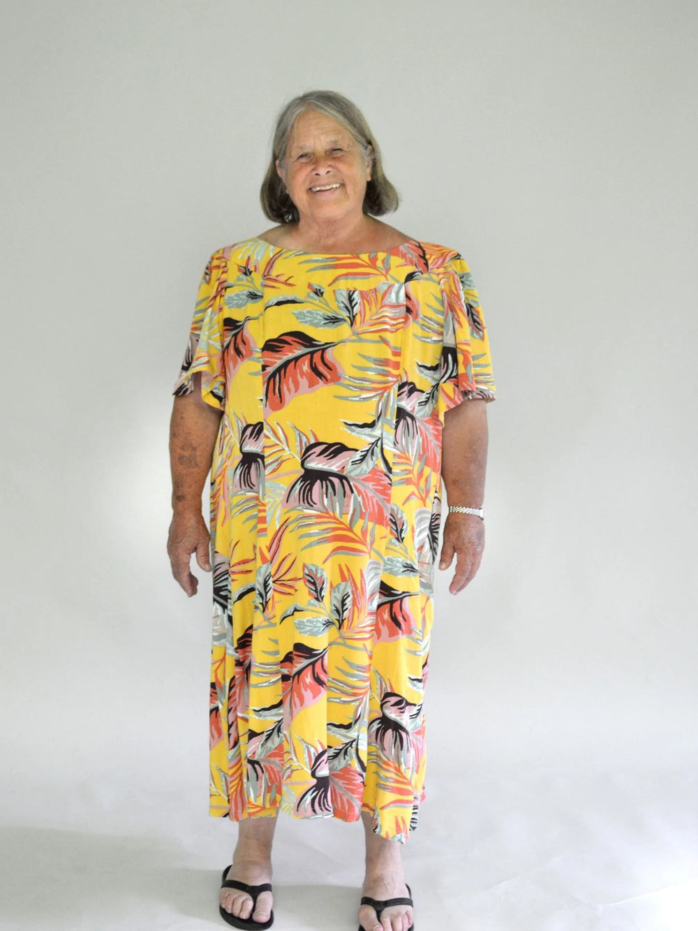 Women wearing the 160 Hawaiian Mu'umu'u sewing pattern from Folkwear on The Fold Line. A dress pattern made in lawn, ikats, seersucker, chambray, poplin, batik, muslin, linen, rayon or silk fabrics, featuring bell shaped elbow length sleeves, princess sea