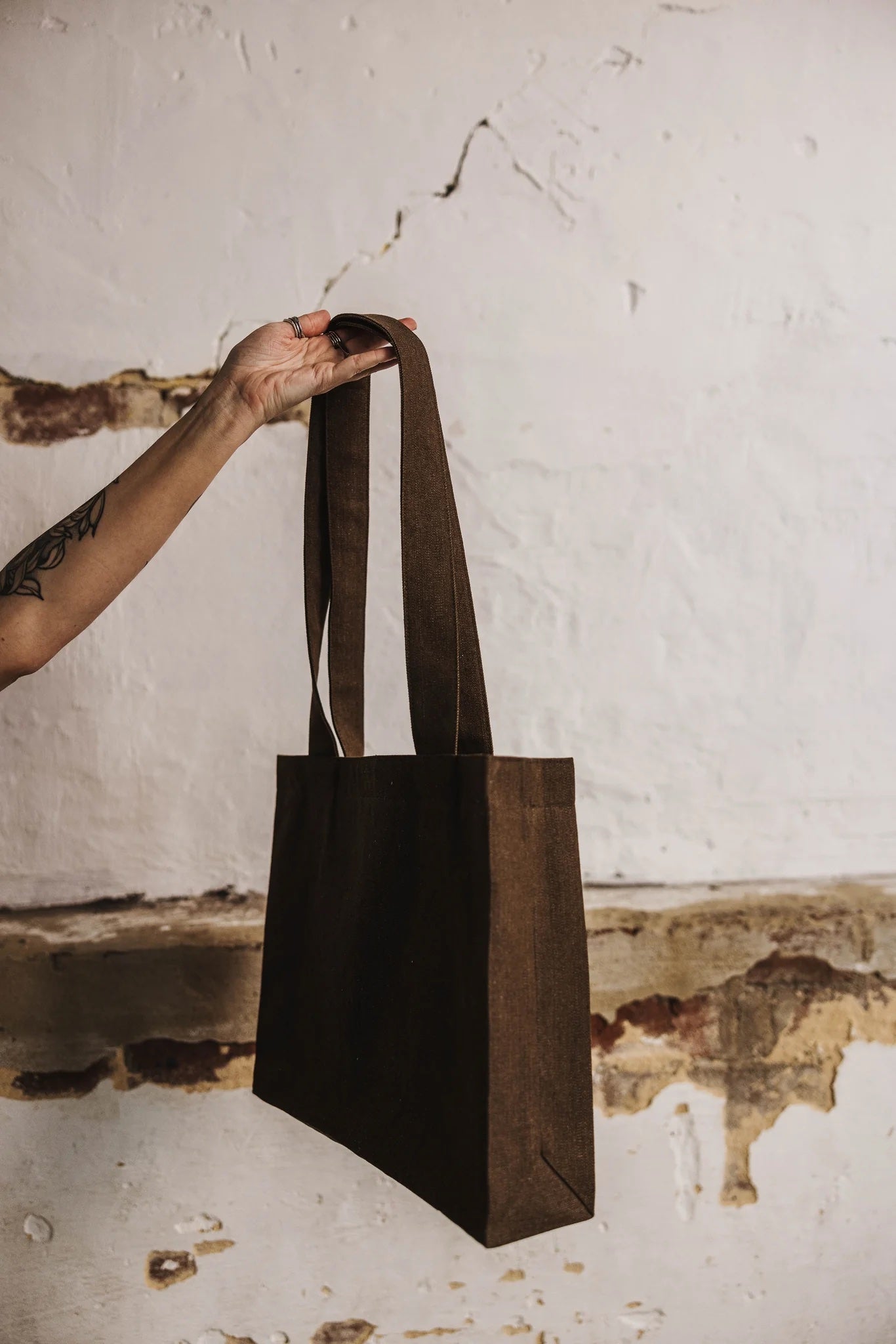 The Buckley Tote sewing pattern from Elbe Textiles on The Fold Line. A tote bag pattern made in denim, canvas, or duck cloth fabric, featuring a structured shape, lining, and interior pockets.