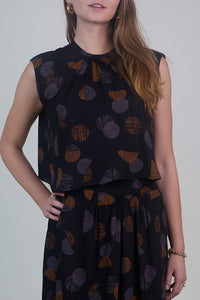 Woman wearing the Le Top Épaulette sewing pattern from Atelier Brunette on The Fold Line. A top pattern made in viscose or viscose blend, seersucker, gingham, linen, or lightweight cotton blend fabric, featuring very short padded raglan sleeves, gathers at the front and back neckline, and cropped length.