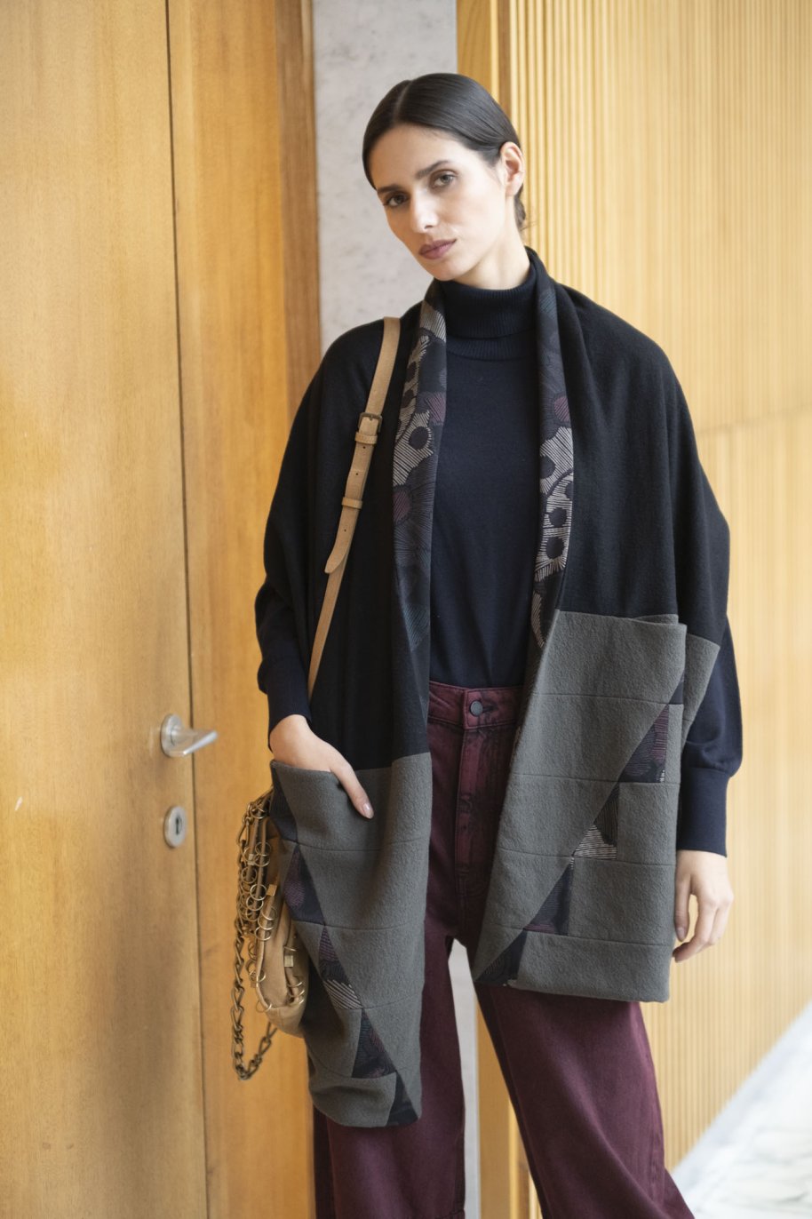 Woman wearing the Leicester Square Stole sewing pattern from Fibre Mood on The Fold Line. A stole pattern made in cotton, linen, wool, or silk fabric, featuring pockets.