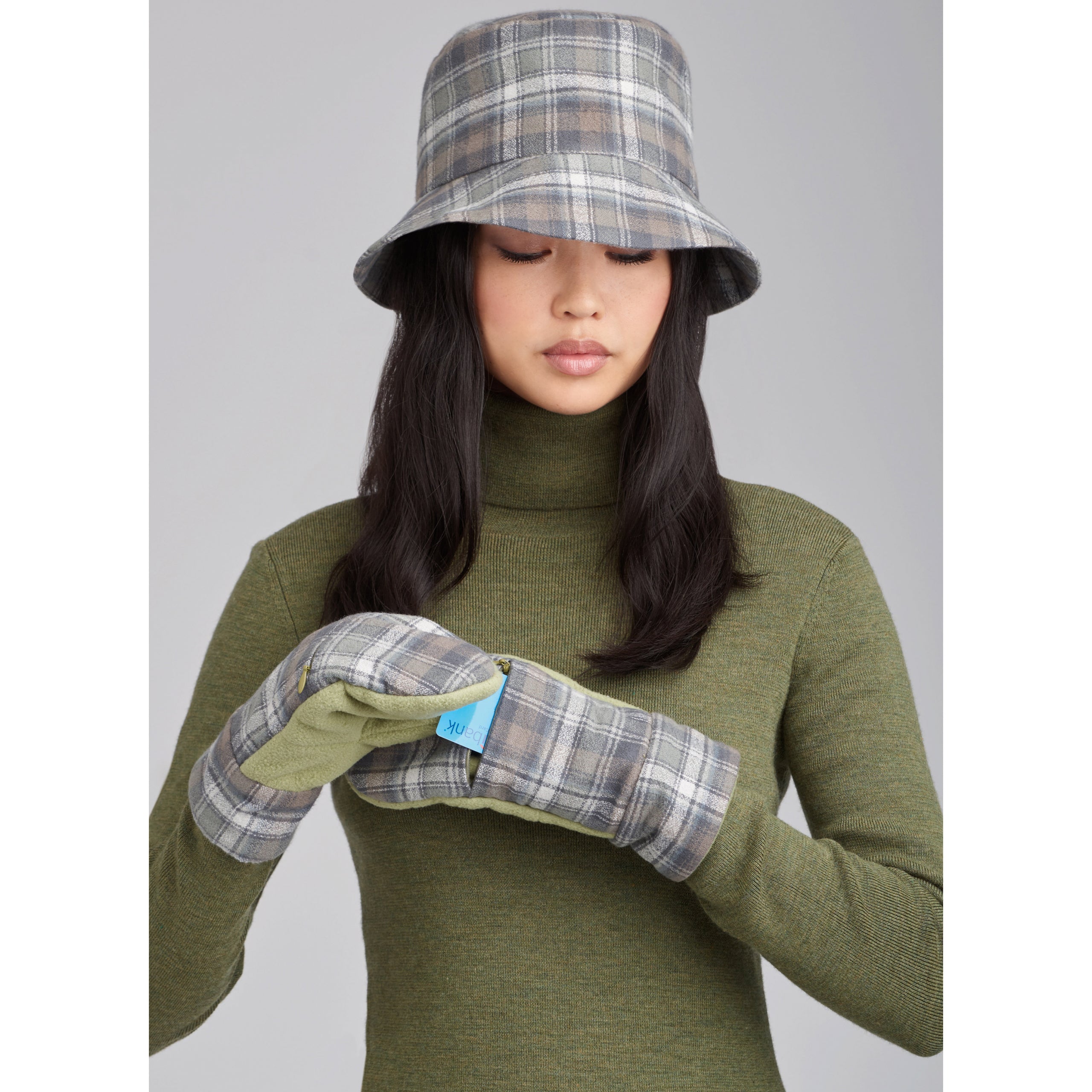 Simplicity Hats, Mittens & Scarf S9658