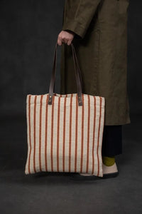 The Runner Tote Bag free sewing pattern from Merchant & Mills on The Fold Line. A bag pattern made in jute runner fabric, featuring cowhide straps.