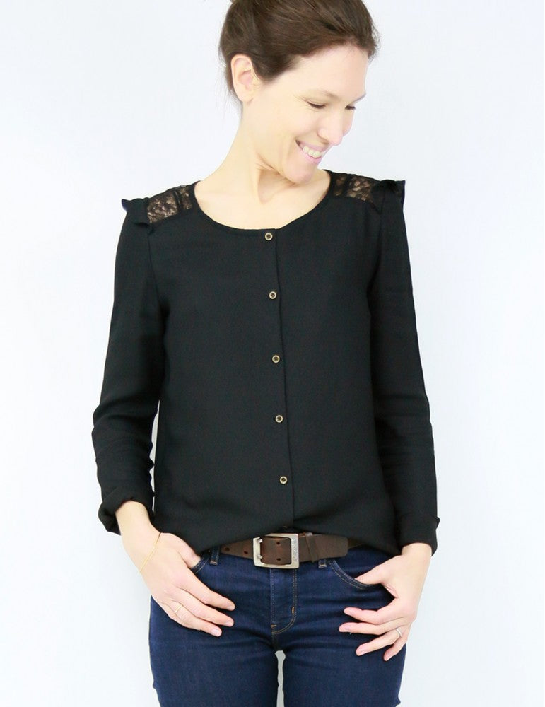 Woman wearing the Vertige Blouse sewing pattern by Atelier Scammit. A blouse pattern made in very light to medium batiste, crepe, light denim or seersucker fabrics, featuring a button front, full length sleeve and v-shaped back yoke.