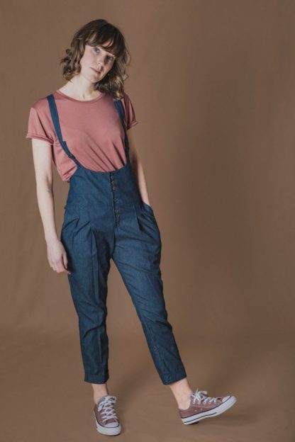 Jim is a semi-fitted dungaree featuring a low front with button fastening, side pockets on the front and patch pockets on the back.