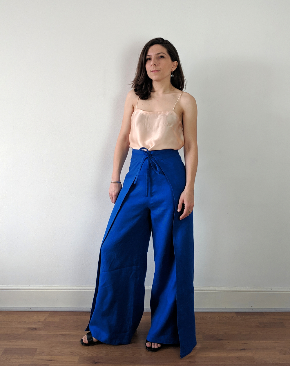 Woman wearing the Mirage Culottes and Trousers sewing pattern by Camimade. A trouser pattern made in cotton, linen, viscose, double or triple crepe fabrics, featuring a wrap style, front or back ties and wide legs.