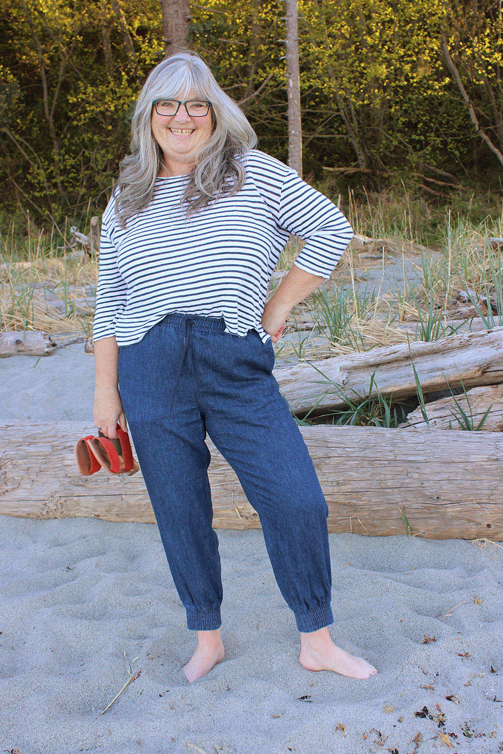 Woman wearing the Arden Pants sewing pattern by Helens Closet. A high waist trouser pattern made in linen, cotton, twill and tencel featuring an elastic waistband and front and back pockets.
