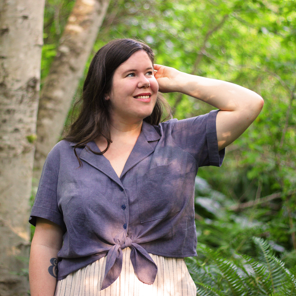 Woman wearing the Gilbert Top sewing pattern by Helens Closet. A button up shirt pattern made in linen, lawn, seersucker and poplin fabric featuring a relaxed fit, breast pocket, short sleeves and tie front.