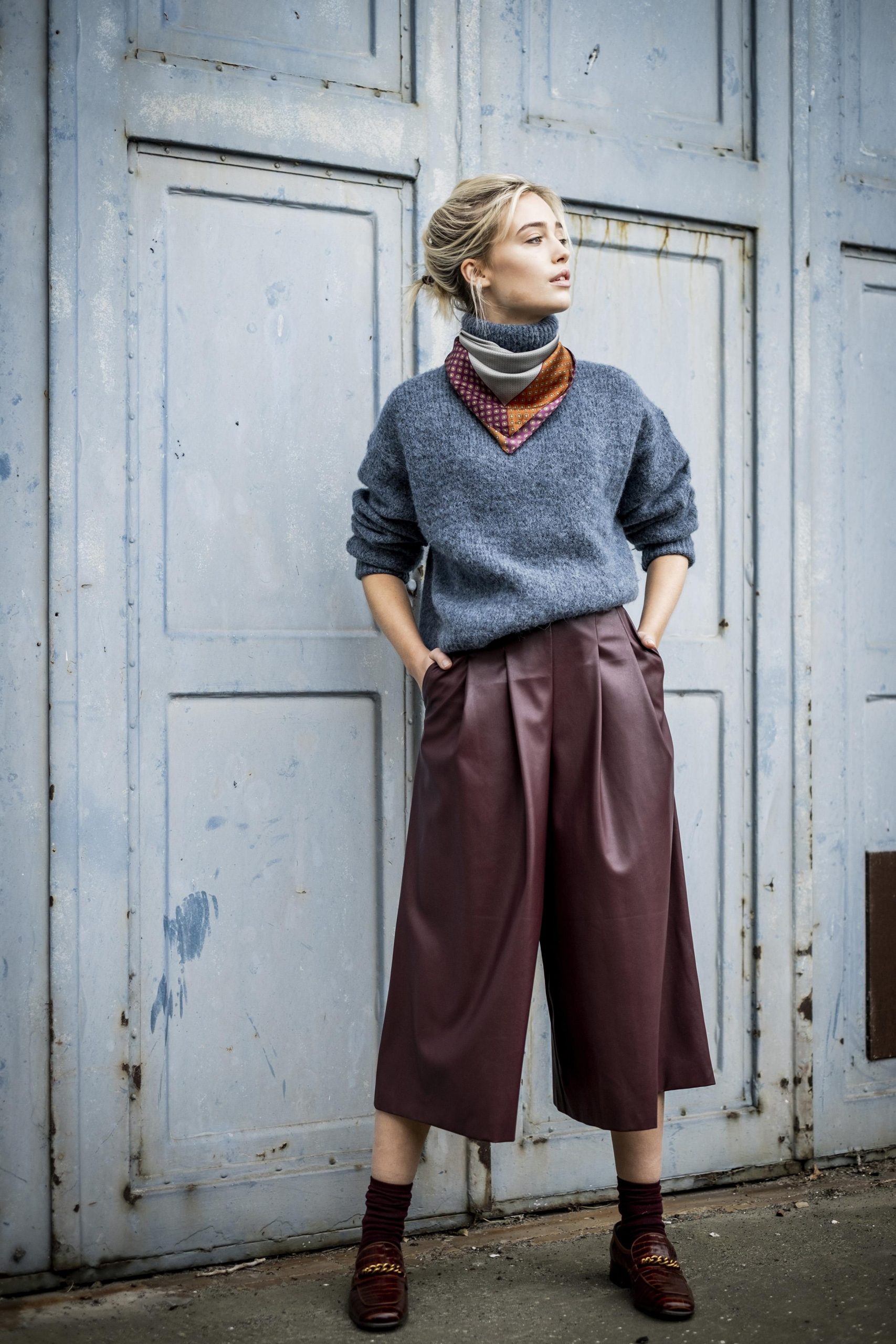 Woman wearing the Bea Culotte sewing pattern from Fibre Mood on The Fold Line. A culottes’ pattern made in (faux) leather, denim, cotton or corduroy fabrics, featuring wide-legs, buttons or snap waist closure, two front pleats at the front of each leg, back darts, side seam pockets.