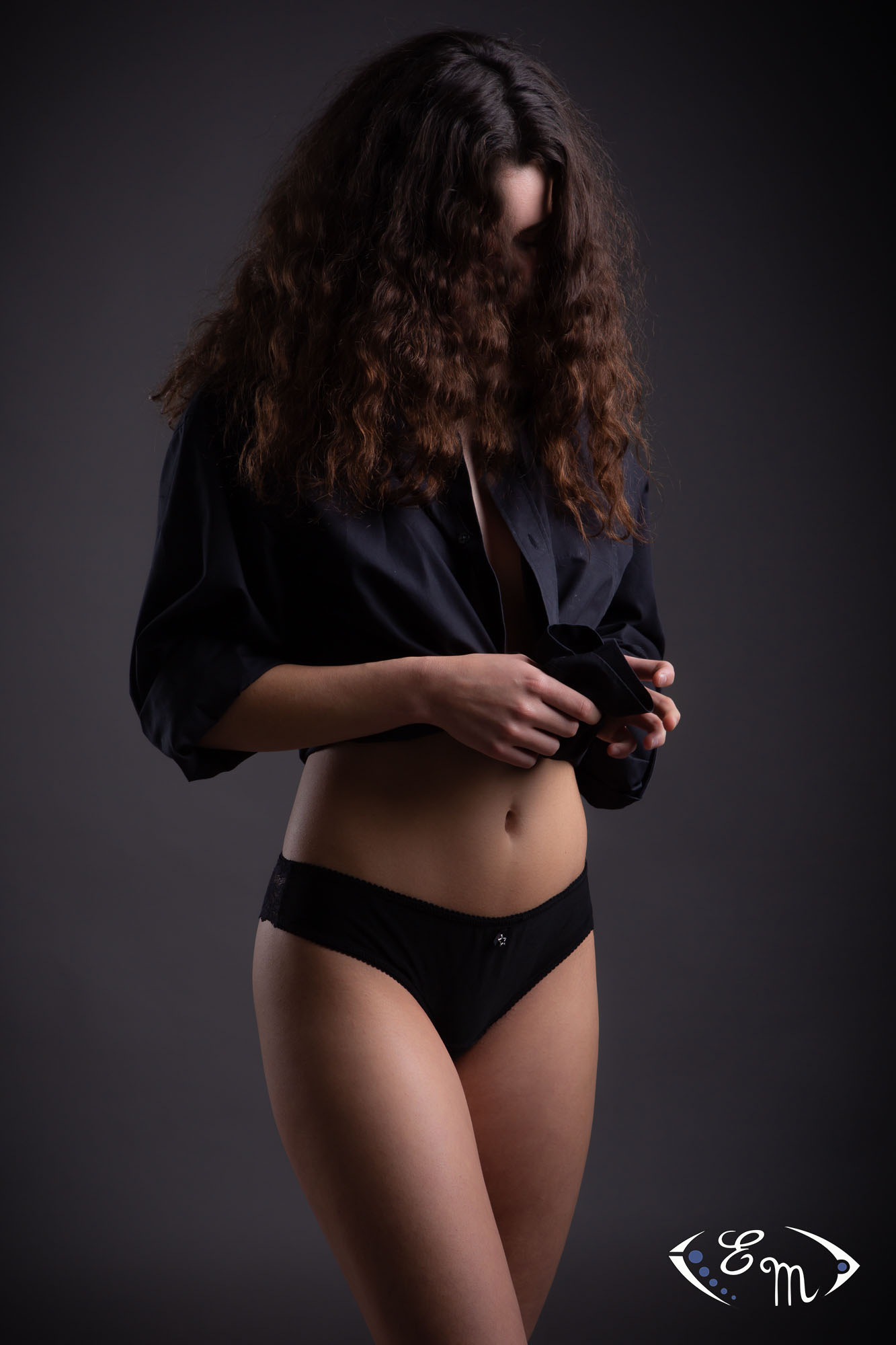 Woman wearing the Tralala Thong sewing pattern by Etoffe Malicieuse. A thong pattern made in stretch fabrics such as lycra, stretch tulle, cotton jersey or stretch lace, featuring a mid-waist rise and nice back curve.