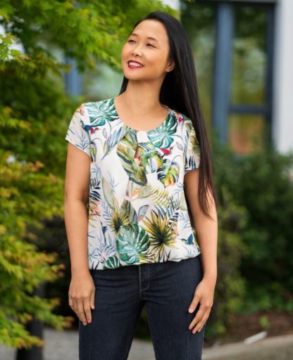 Women wearing the Nittany Top sewing pattern from Itch to Stitch on The Fold Line. A top pattern made in viscose/cotton, viscose/linen, rayon challis, georgette, silk, crepe or chambray fabrics, featuring a round neckline with pleats, short sleeves and shirttail hem.