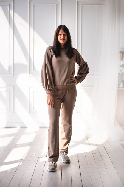Women wearing the Claire Sweatshirt sewing pattern from Kate’s Sewing Patterns on The Fold Line. A sweatshirt pattern made from jersey, sweatshirt or French terry fabrics, featuring gathered voluminous sleeves, waistband and cuffs, round neck and relaxed fit.