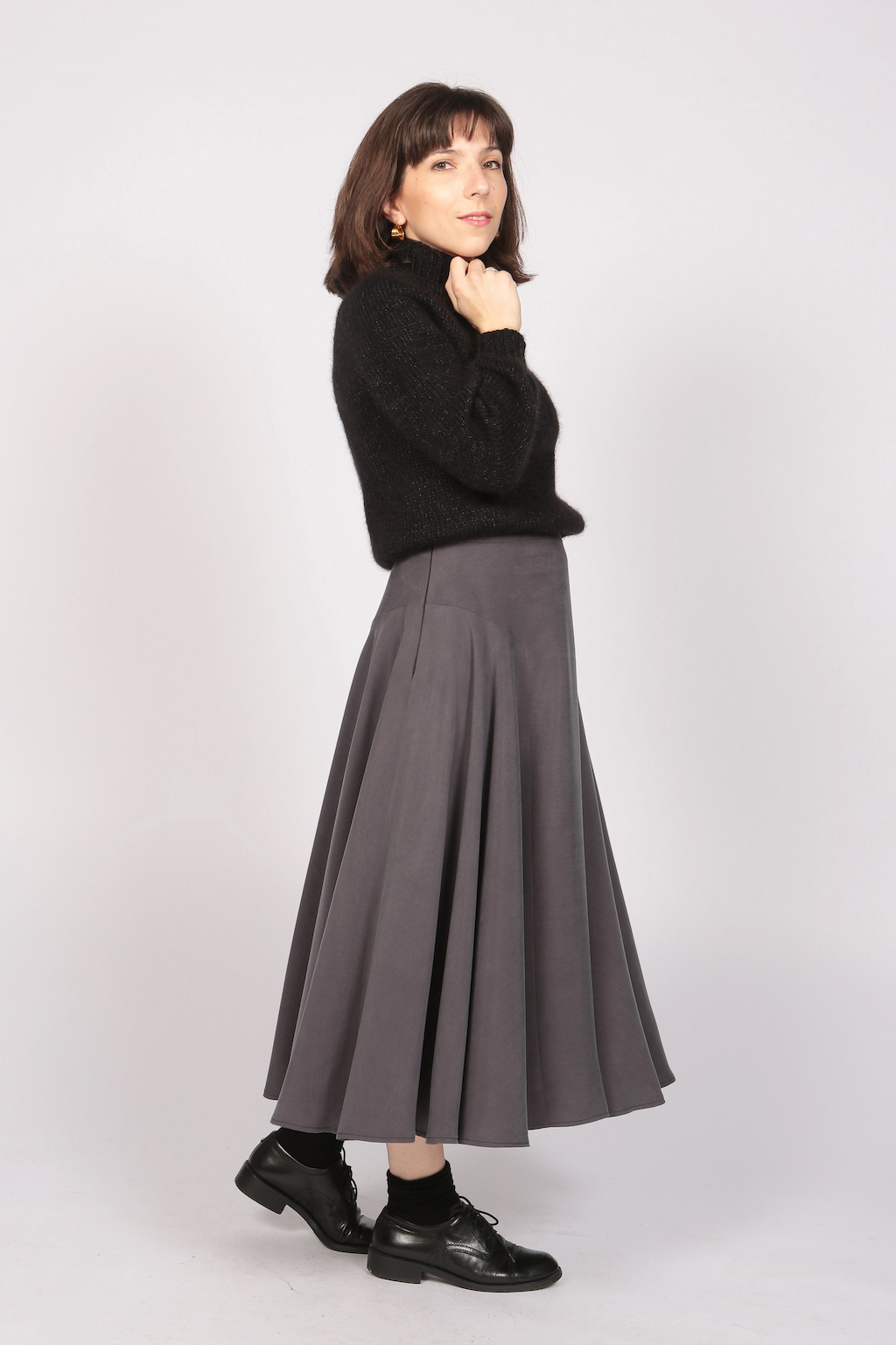 Woman wearing the Averse Skirt sewing pattern from Camimade on The Fold Line. A skirt pattern made in viscose, tencel, linen, cotton lawn or chambray fabrics, featuring a side invisible zip, midi length finish, curved waistband and a full skirt giving the impression of a circle skirt.