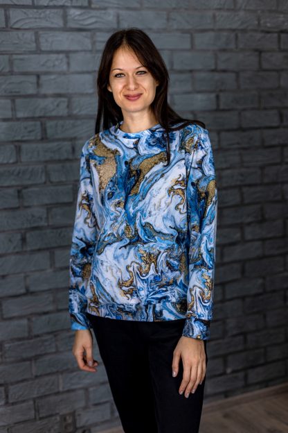 Women wearing the Lexi Sweatshirt sewing pattern from Kate’s Sewing Patterns on The Fold Line. A sweatshirt pattern made in jersey, sweatshirt or French terry fabrics, featuring a round neck, full length sleeves, waistband and sleeve cuffs.