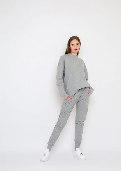 Woman wearing the Zoe Sweatpants sewing pattern from Bara Studio on The Fold Line. A sweatpants pattern made in medium-weight stretch fabrics such as sweat or French terry fabrics, featuring in-seam pockets, gently tapered legs, plus ribbing at the waistband and hems.
