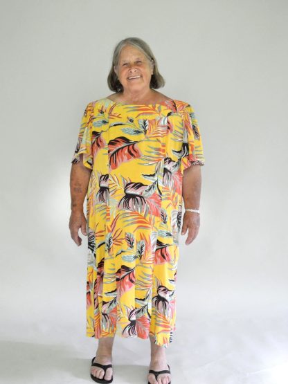 Women wearing the 160 Hawaiian Mu'umu'u sewing pattern from Folkwear on The Fold Line. A dress pattern made in lawn, ikats, seersucker, chambray, poplin, batik, muslin, linen, rayon or silk fabrics, featuring bell shaped elbow length sleeves, princess seams, side darts, relaxed fit, front crew neck with yoke, back V-neck with pointed gathered yoke and midi length.